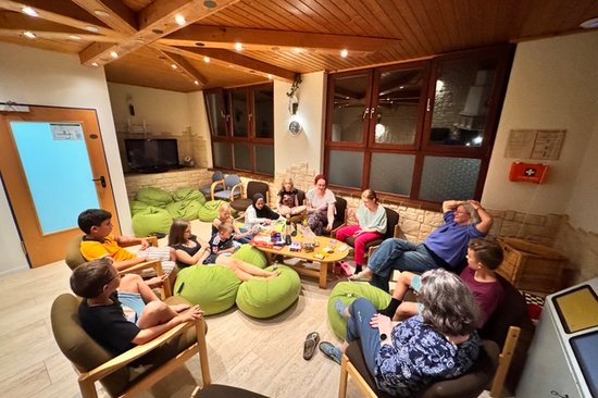Gemütlicher Abend im Aufenthaltsraum des Don-Bosco-Hauses