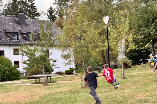 Fußballspiel auf der Wiese am Don-Bosco-Haus