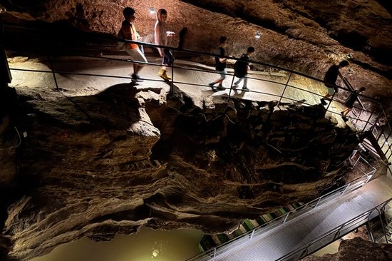 Besuchersteg in der Tropfsteinhöhle von Remouchamps